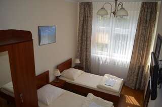 Хостелы Hostel Gwarek Катовице Двухместный номер с 2 отдельными кроватями и ванной комнатой-1